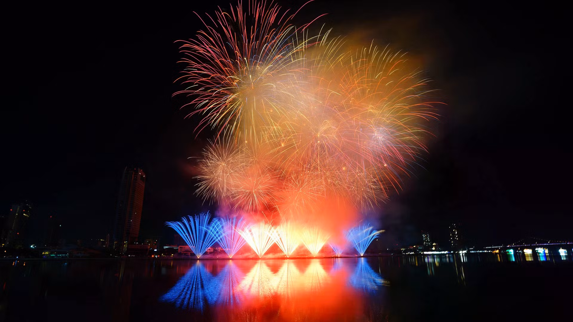 “亚欧文化精粹”在岘港上空交汇