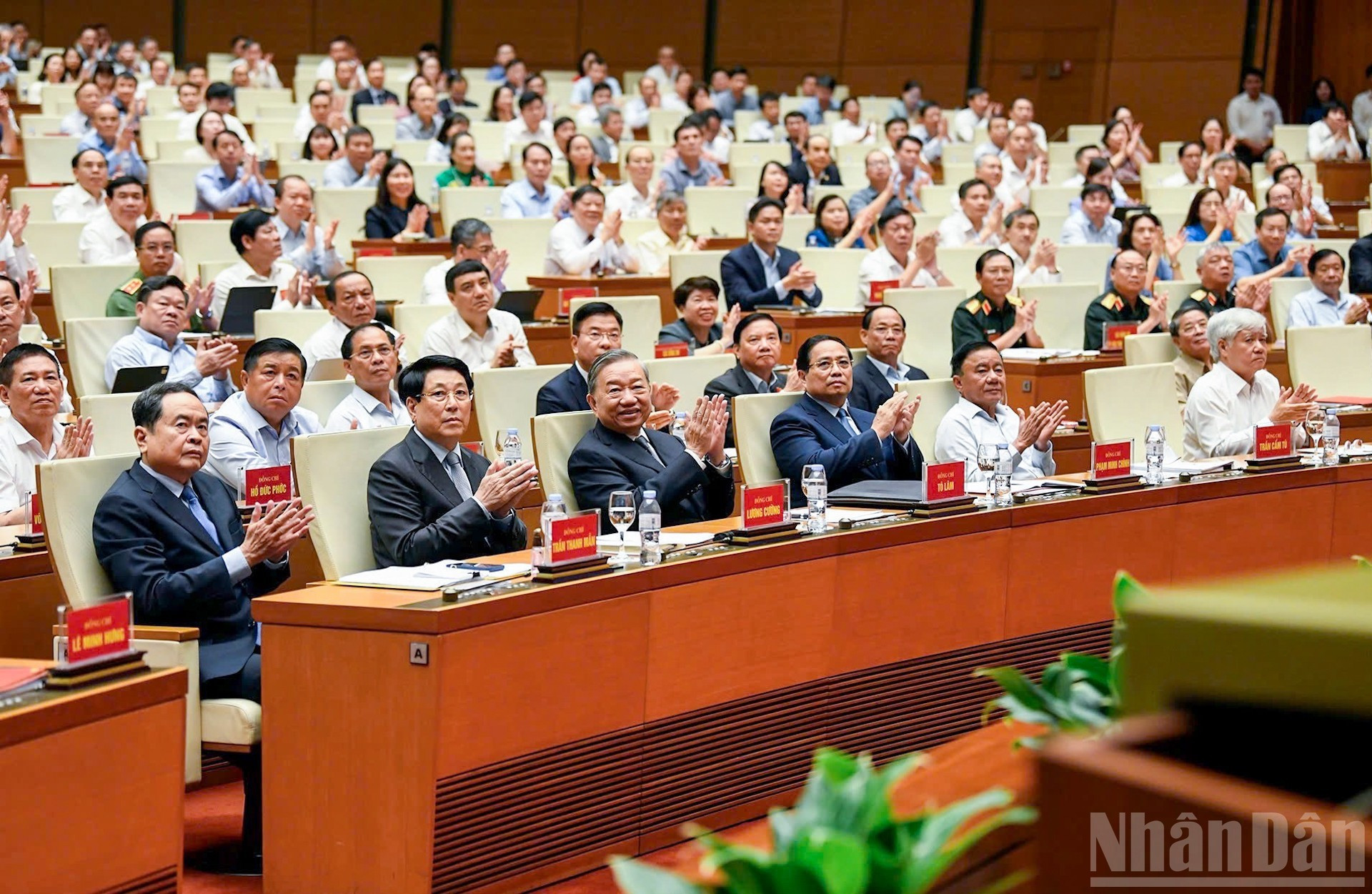 苏林总书记、党和国家领导人以及各位代表出席会议。 anh-2.jpg