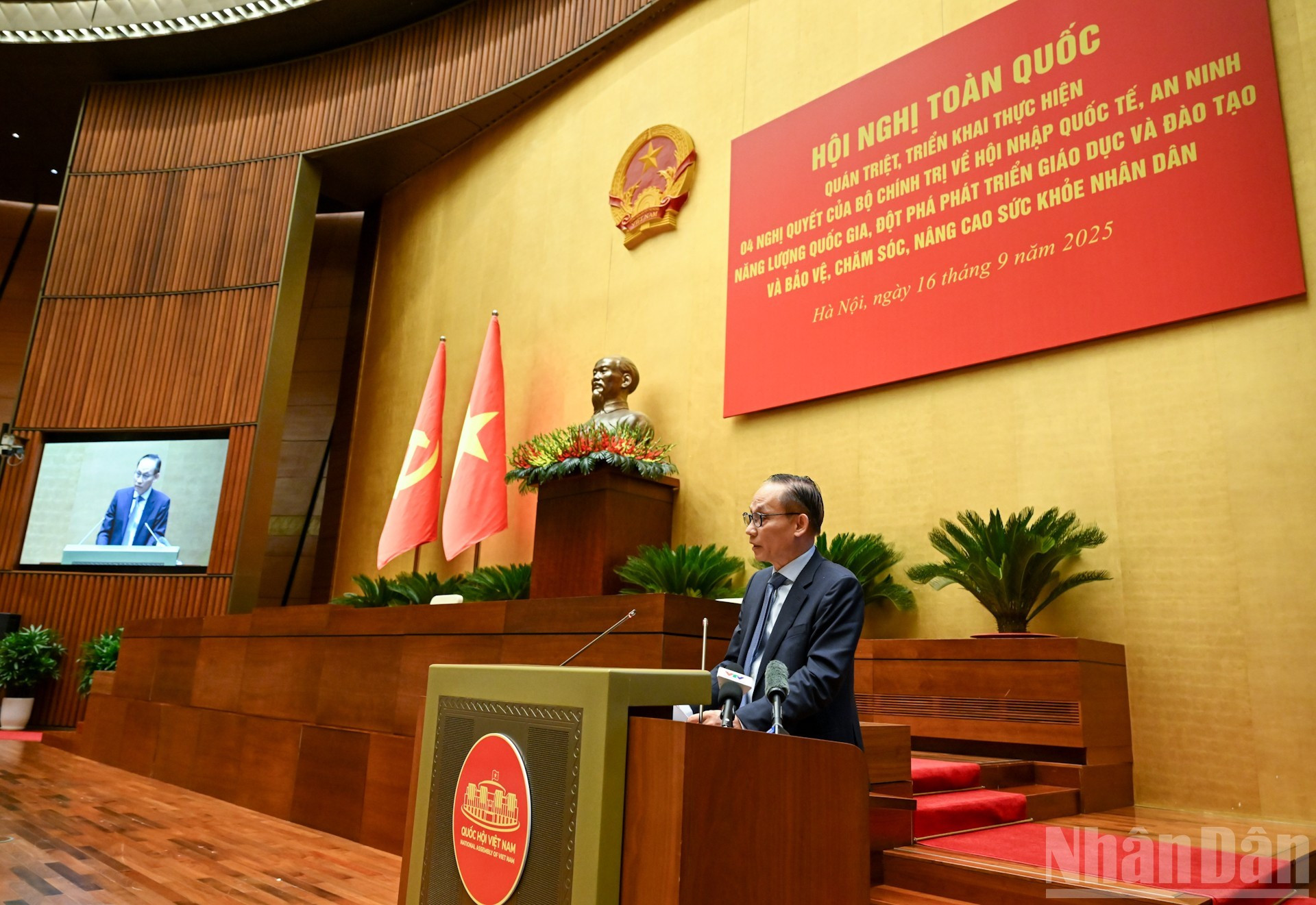 越共中央书记处书记、外交部代理部长黎怀忠在会上作出专题报告,重点介绍中央政治局关于新形势下主动融入国际社会的第59号决议的核心内容以及政府相关行动计划。 anh-9.jpg