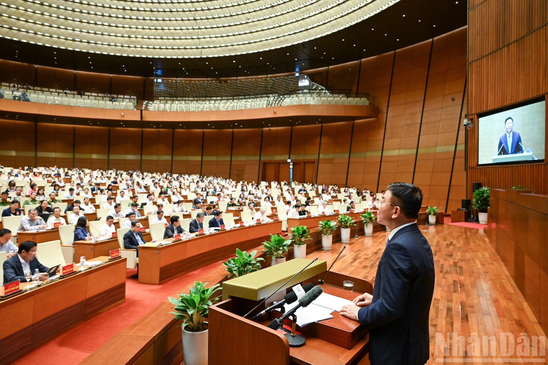 越共中央委员、政府副总理黎成龙在会上作出专题报告,重点介绍中央政治局关于加强保护、关照和提升人民群众健康水平若干突破性措施的第72号决议的核心内容以及政府相关行动计划。 anh-8.jpg