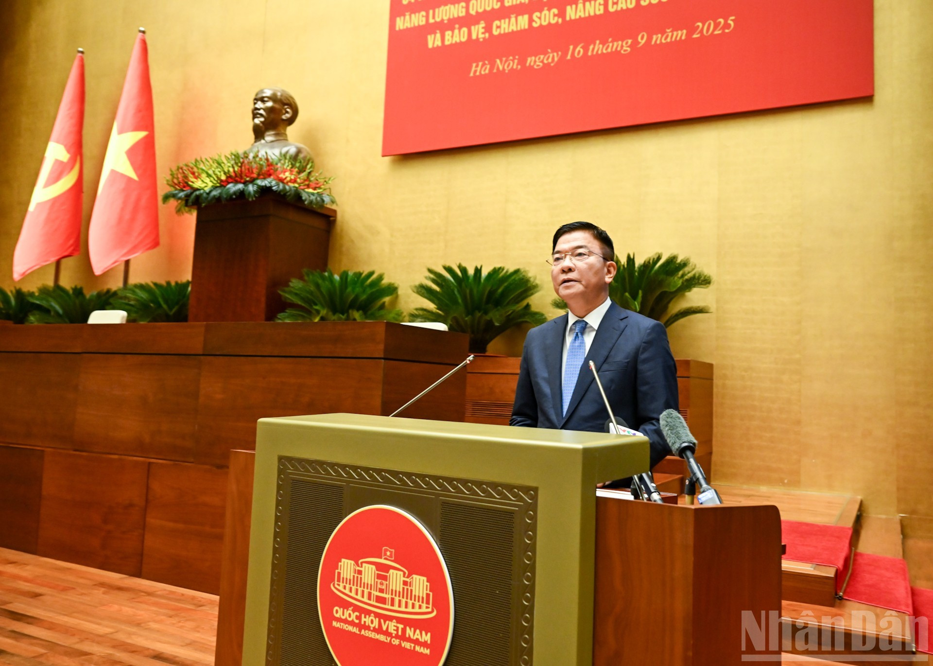 越共中央委员、政府副总理黎成龙在会上作出专题报告,重点介绍中央政治局关于加强保护、关照和提升人民群众健康水平若干突破性措施的第72号决议的核心内容以及政府相关行动计划。 anh-7.jpg