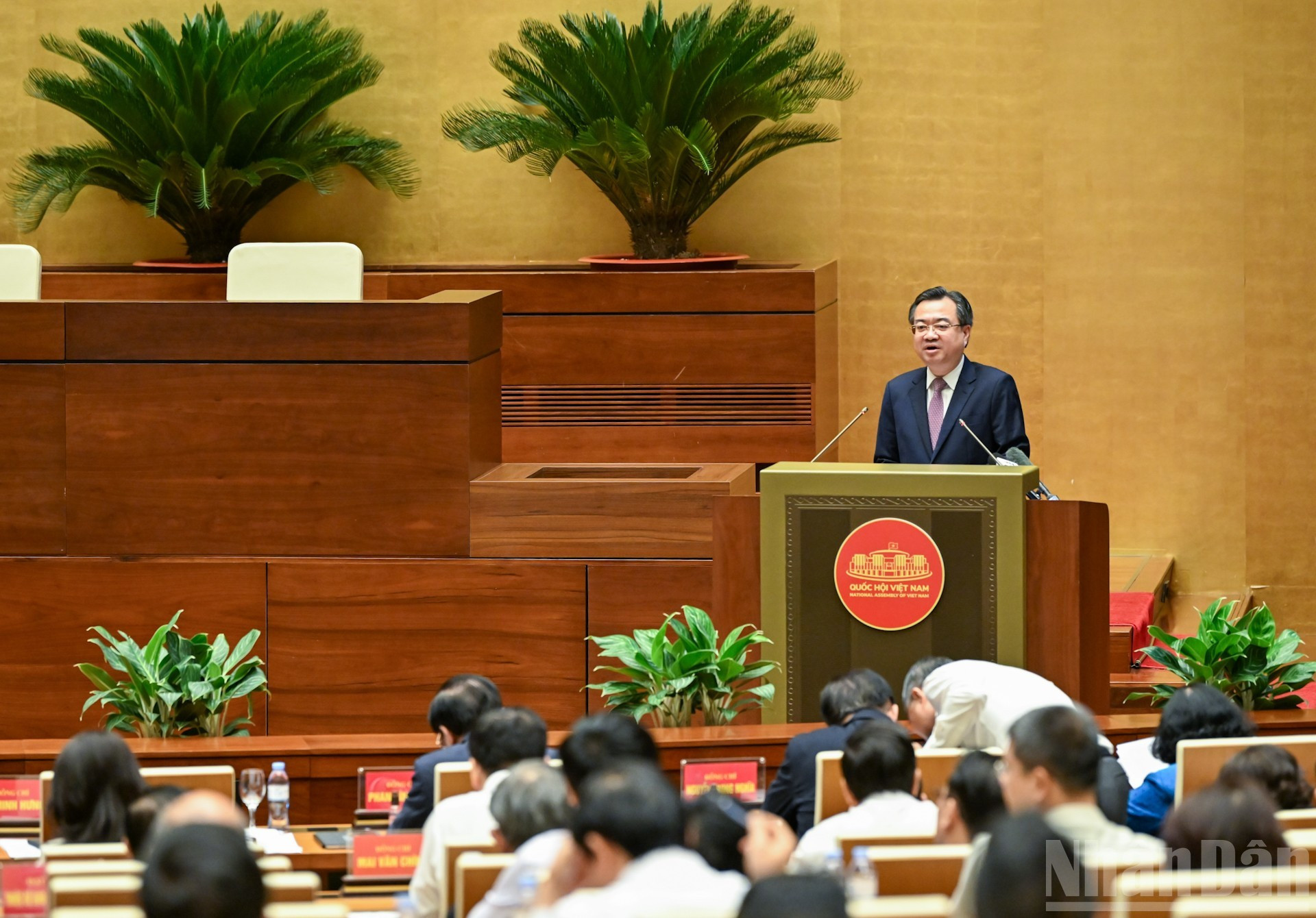 越共中央委员、中央政策与战略部部长阮青毅在会上作出专题报告,重点介绍中央政治局关于至2030年保障国家能源安全和展望至2045年的第70号决议的核心内容以及政府相关行动计划。 anh-13.jpg