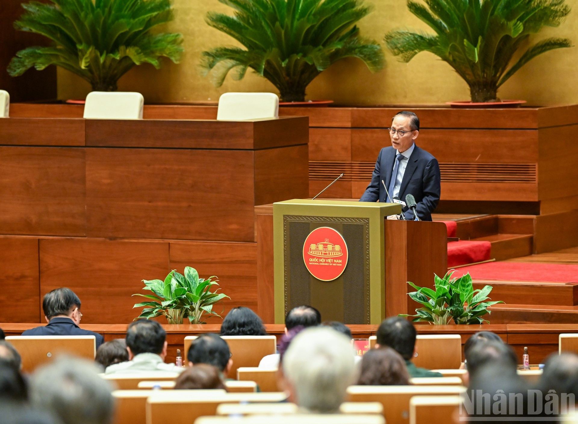 越共中央书记处书记、外交部代理部长黎怀忠在会上作出专题报告,重点介绍中央政治局关于新形势下主动融入国际社会的第59号决议的核心内容以及政府相关行动计划。 anh-10.jpg