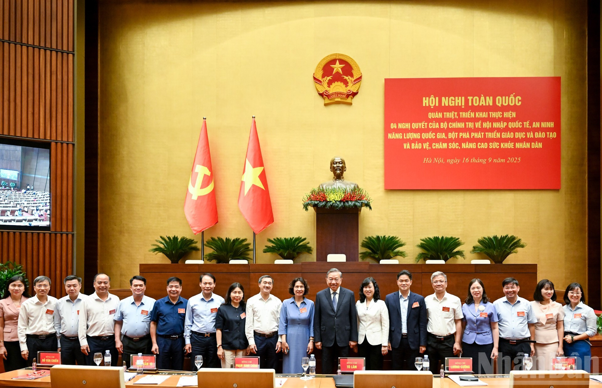 苏林总书记与各位代表合影。 anh-15.jpg