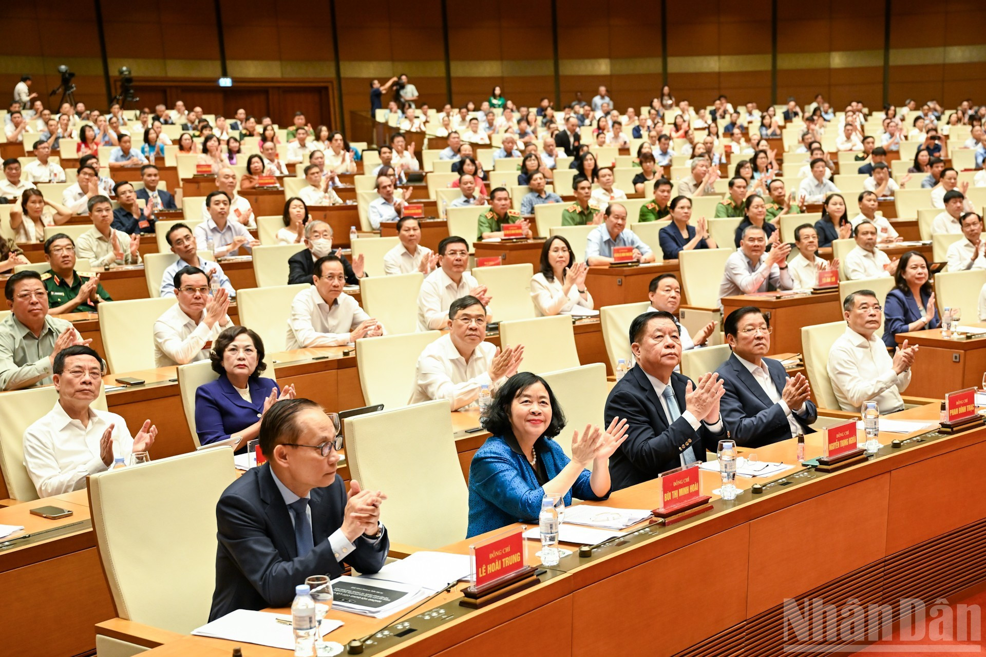 各位越共中央政治局委员、中央书记处书记、中央委员以及各位代表出席会议。 anh-3.jpg