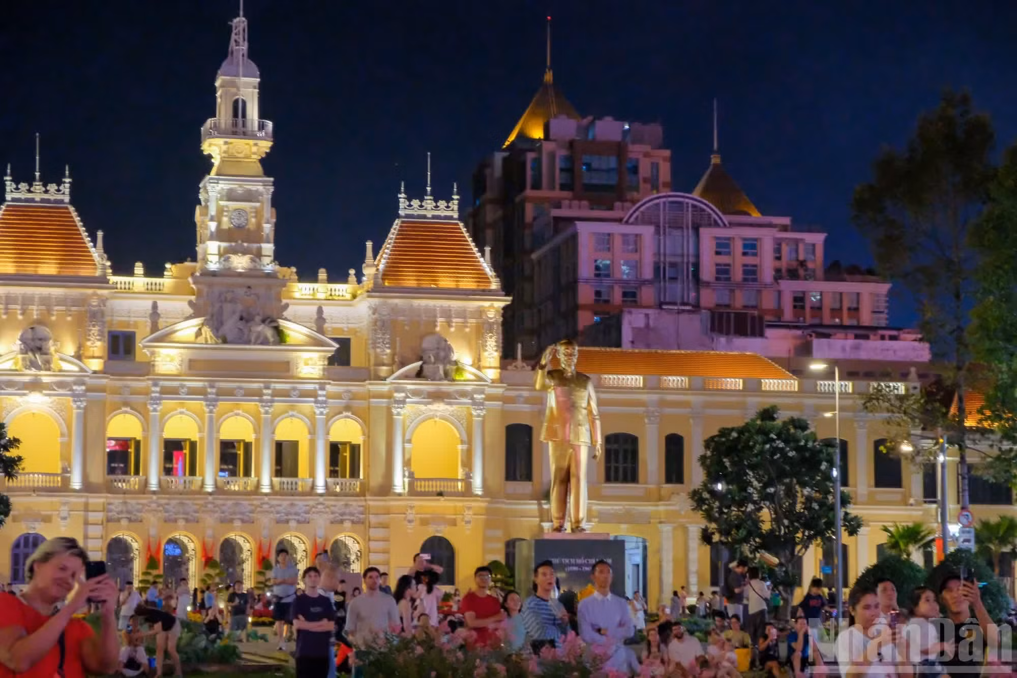 市民兴致高涨，在绚丽烟花点亮的夜空下纷纷合影留念，记录这一难忘时刻。