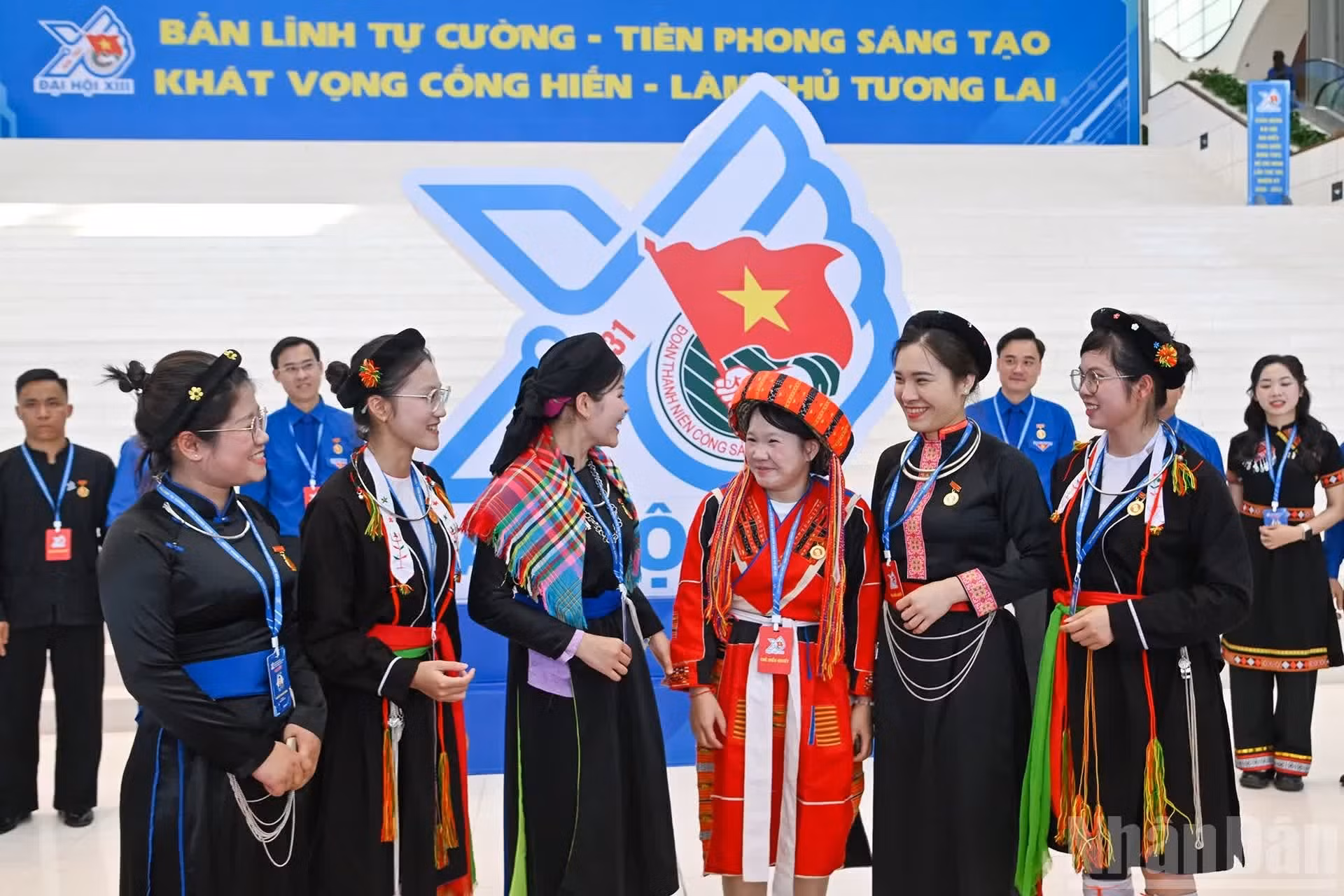 出席大会的少数民族青年代表团。