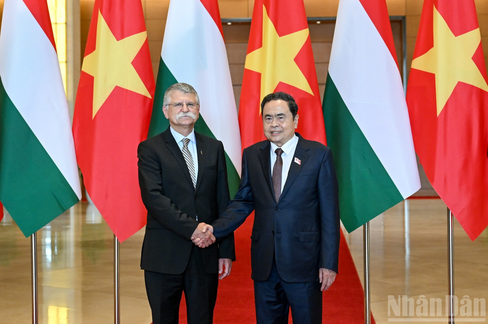 国会主席陈青敏与匈牙利国会主席格维尔·拉斯洛握手合影。