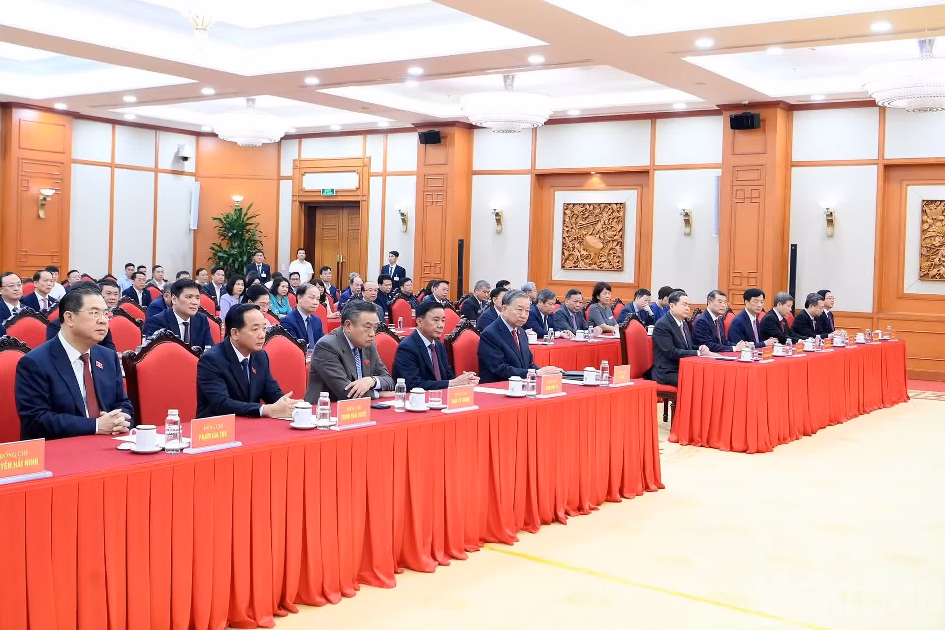 越共中央总书记、国家主席苏林，各位党和国家领导人以及各位代表一同出席会议。