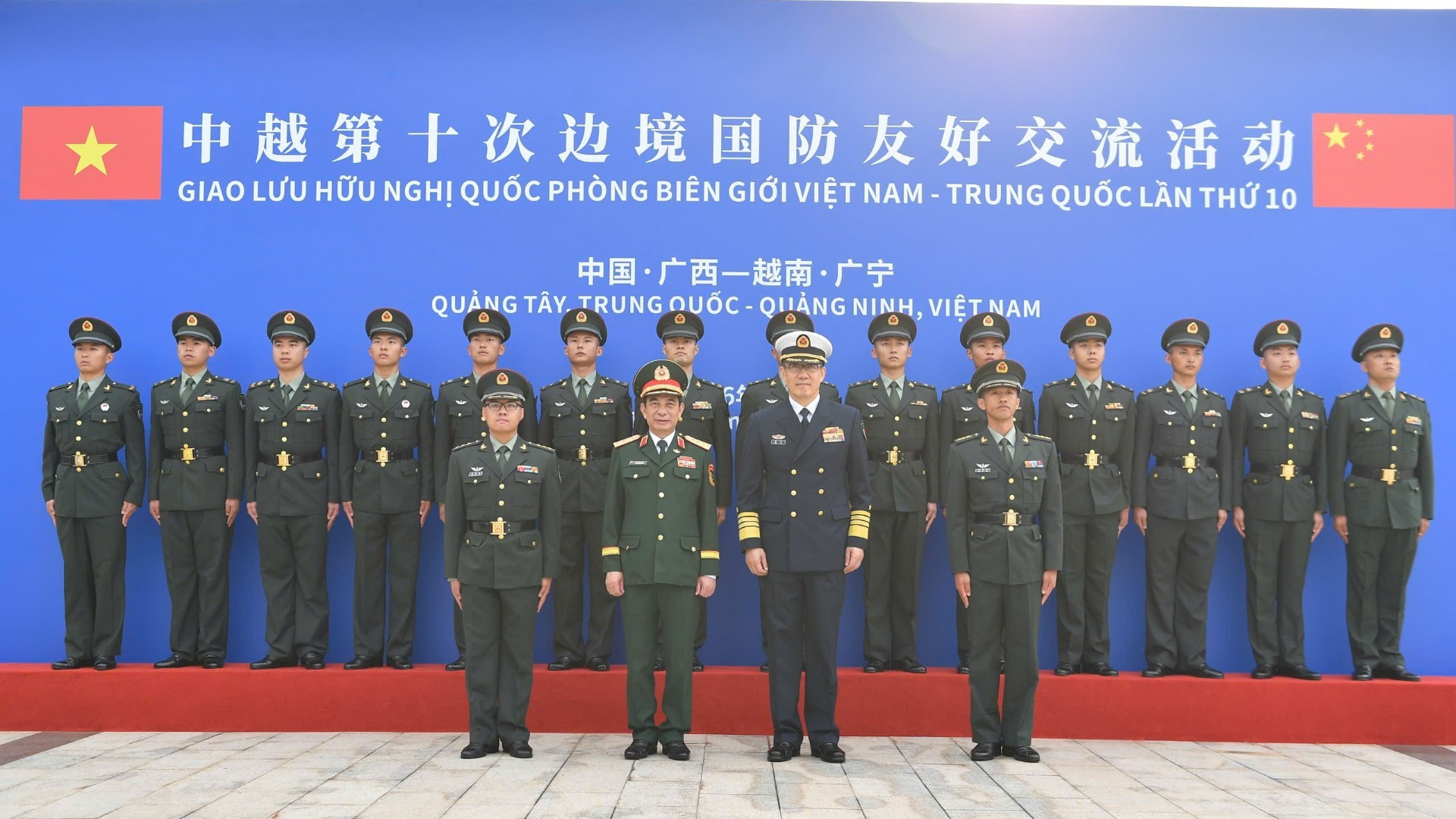 潘文江大将与董军上将在东兴边防大队合影。