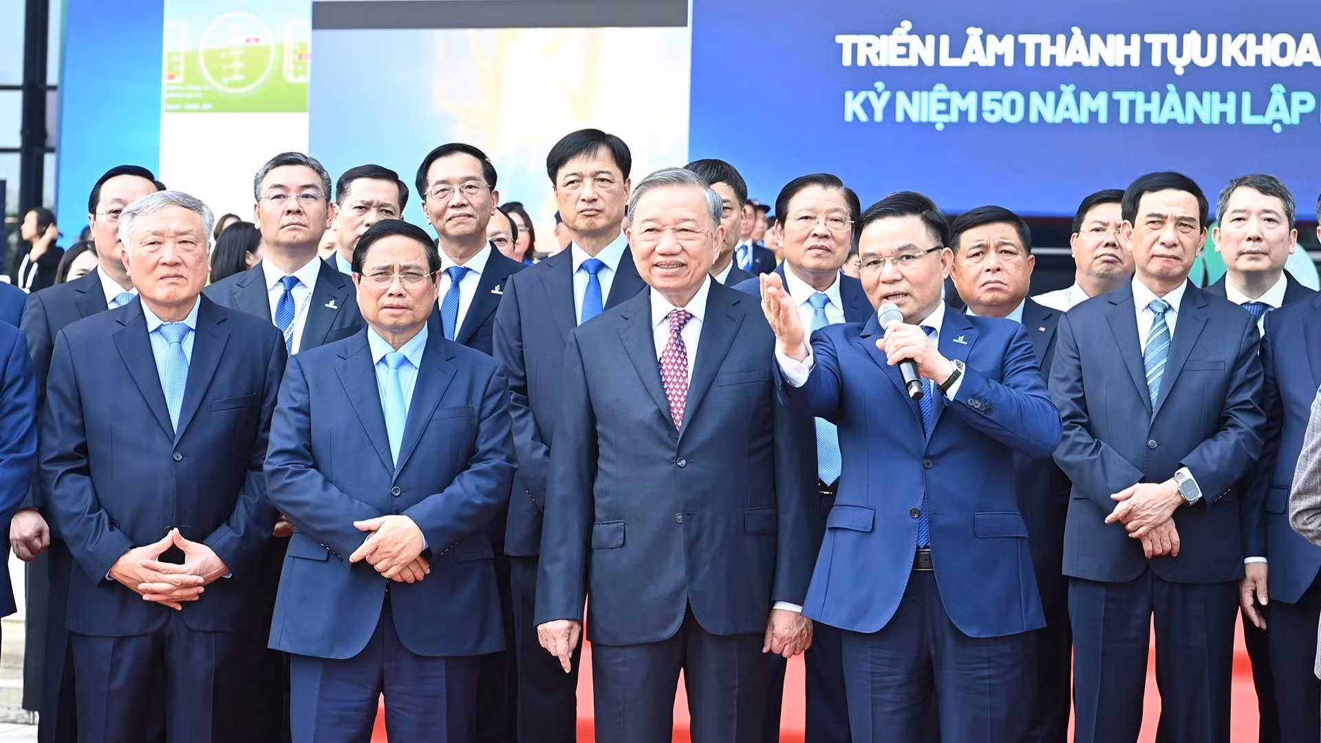 越共中央总书记苏林、政府总理范明正以及党和国家领导人同志参观越南国家工业与能源集团的科技成就展。