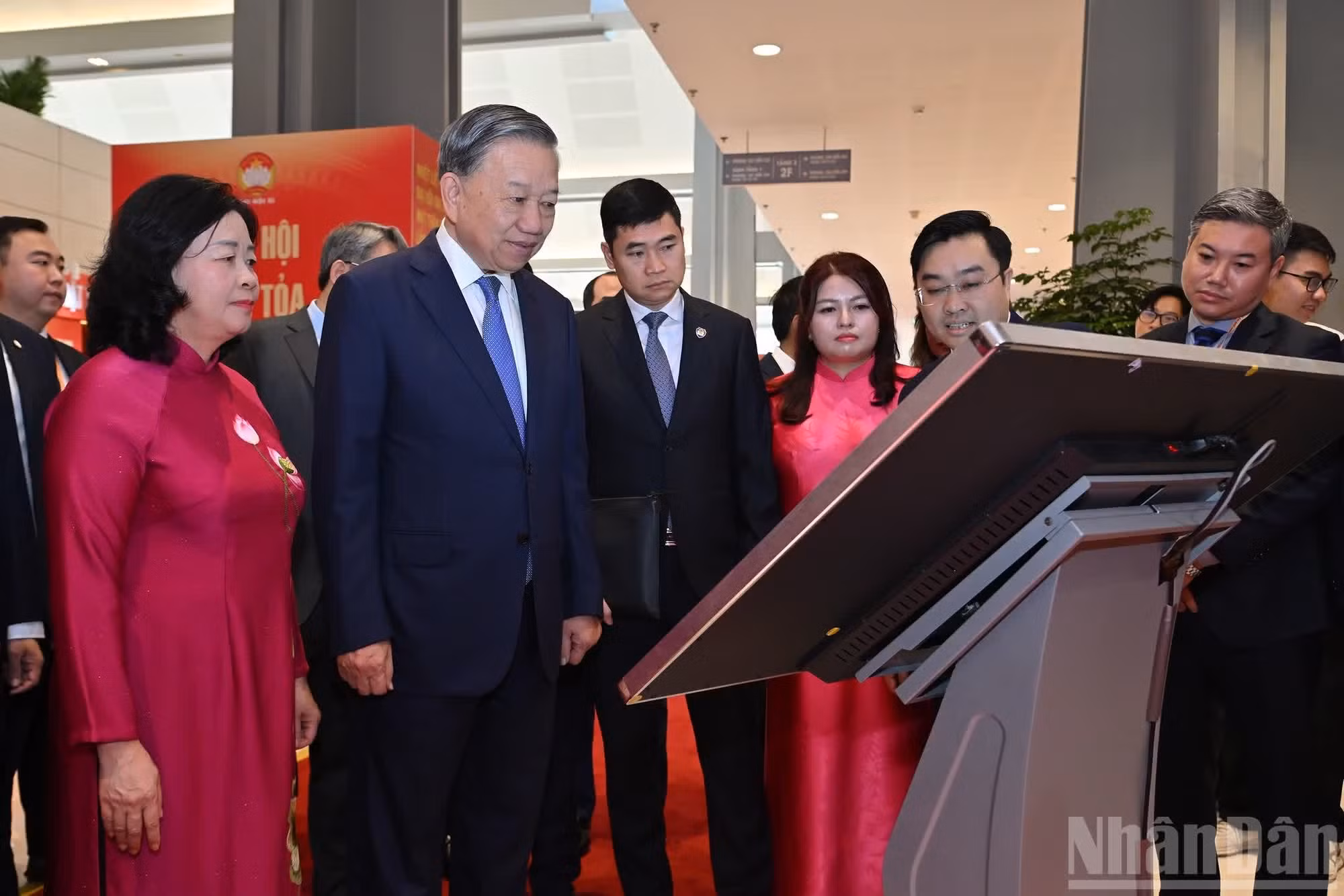 越共中央总书记、国家主席苏林参观在大会期间举行的展示区。