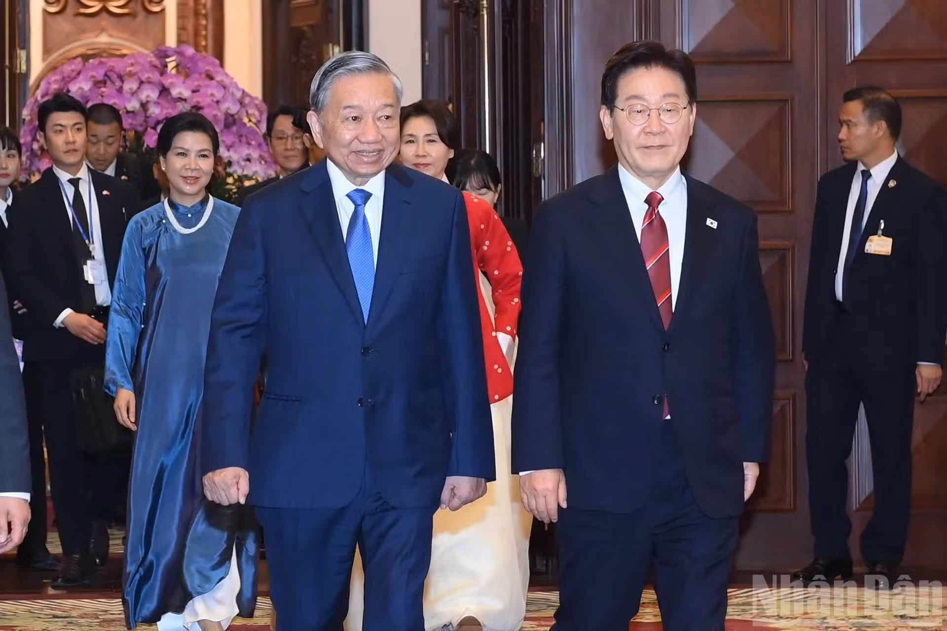 越共中央总书记、国家主席苏林和夫人与韩国总统李在明和夫人参加国宴。