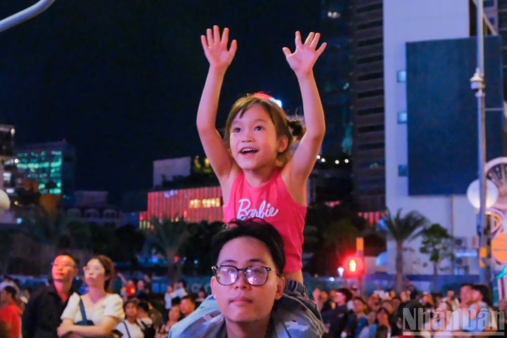 许多孩子兴致勃勃地仰望夜空，每当烟花绽放时都目不转睛，展现出天真可爱的画面。