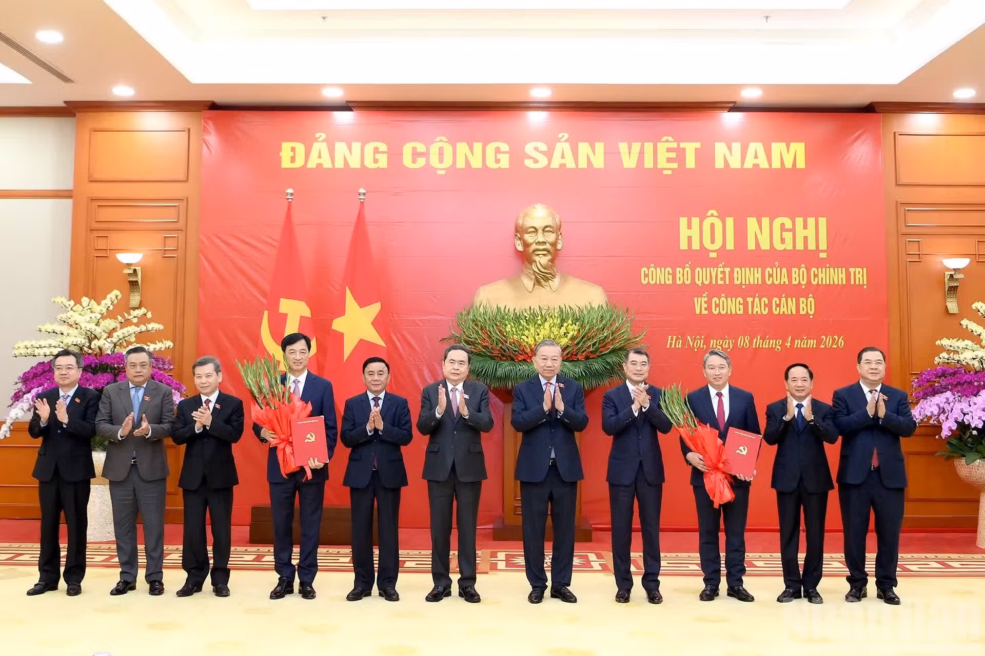 越共中央总书记、国家主席苏林以及各位党和国家领导人祝贺阮维玉同志和阮海宁同志。