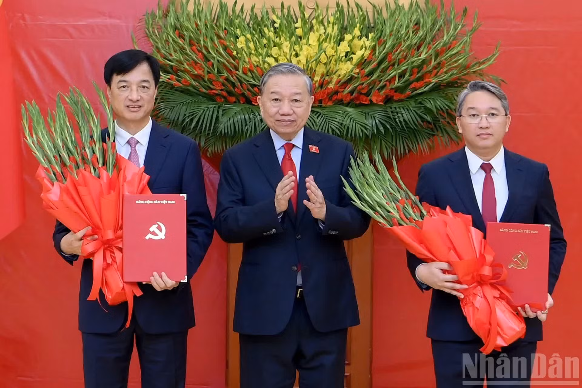 越共中央总书记、国家主席苏林向中央组织部新任部长阮维玉和中央办公厅新任主任阮海宁颁发任命决定书。