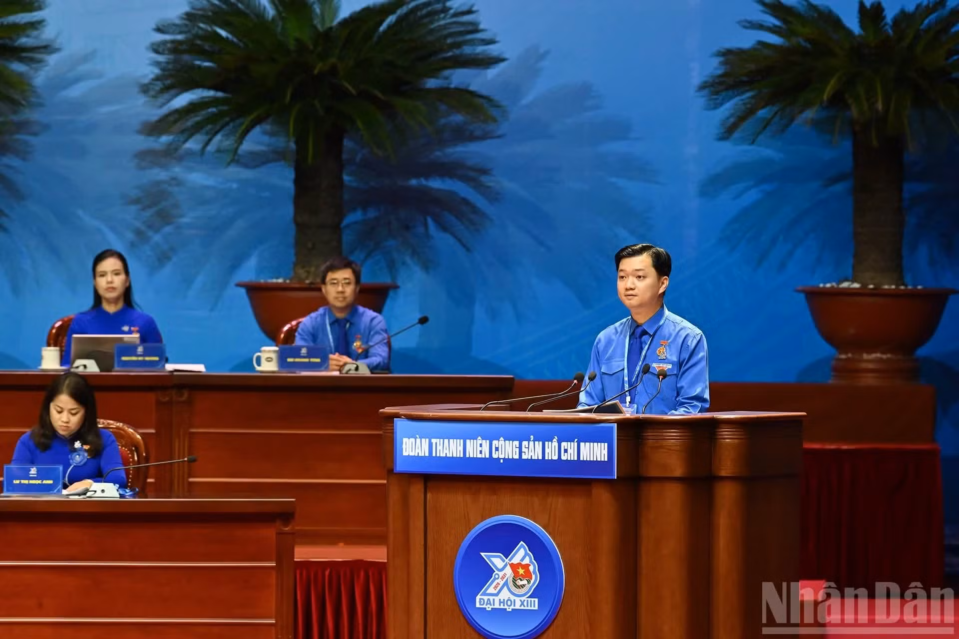 胡志明共青团中央书记处常务书记阮明哲在会上作出政治报告草案。