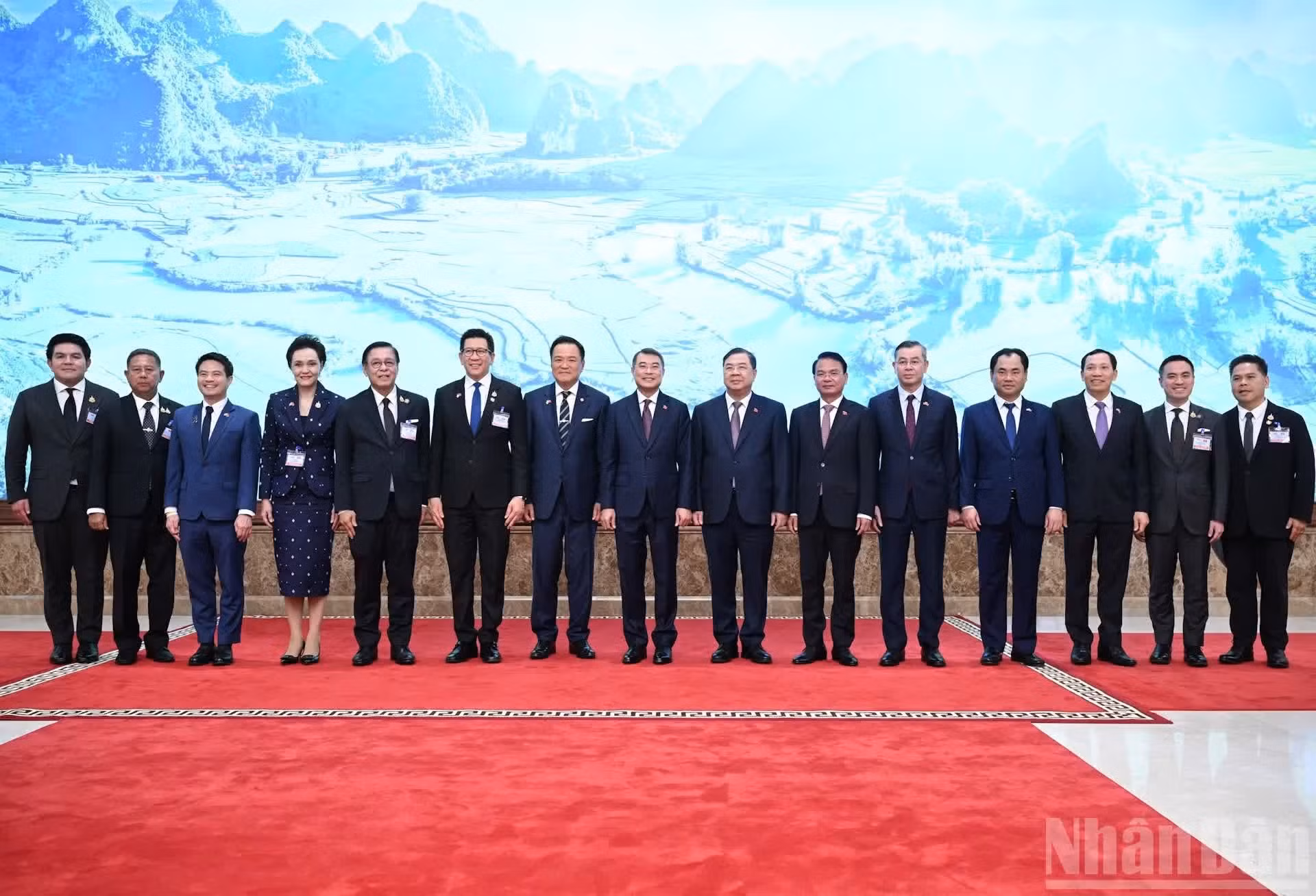 政府总理黎明兴与泰国总理阿努廷·参威拉军和两国代表团成员合影。