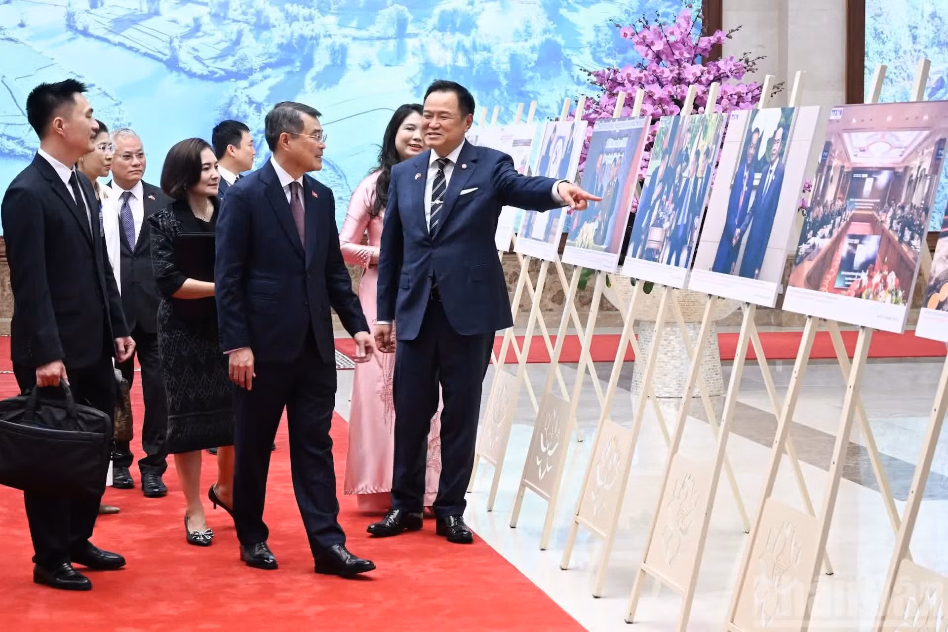 两位总理参观两国合作图片展。