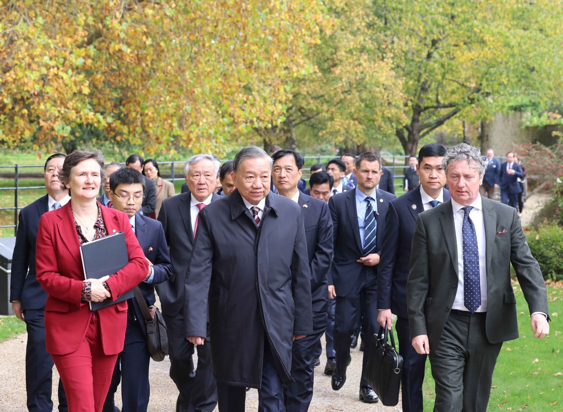 苏林总书记造访牛津大学。（图片来源：越通社）