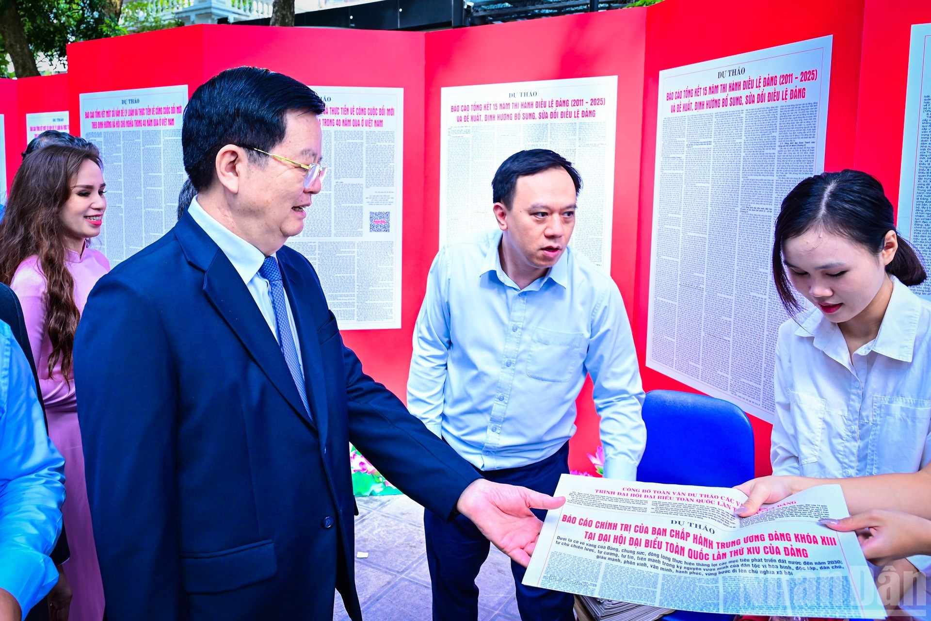 越南政府副总理梅文正参观《越共第十四次全国代表大会文件草案全文》展示空间。 anh-2.jpg