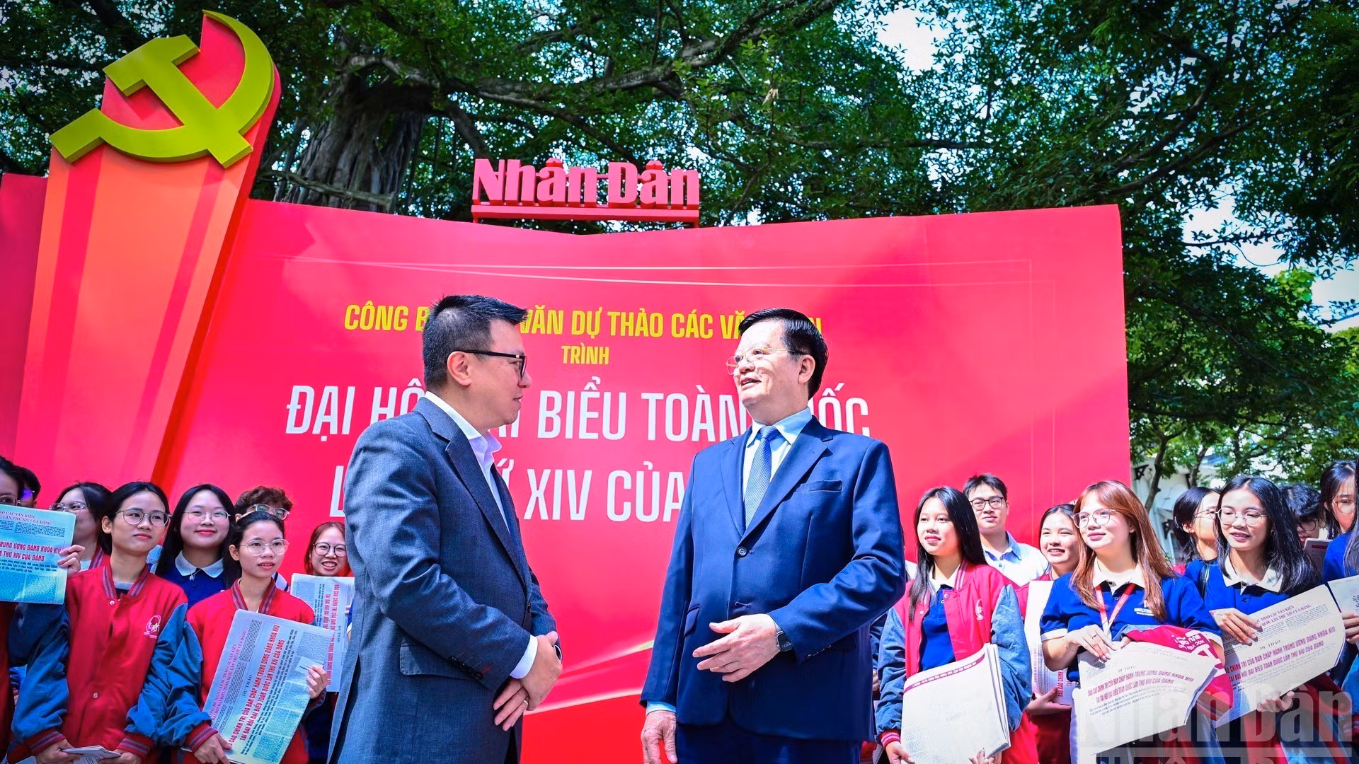 越南政府副总理梅文正参观《越共第十四次全国代表大会文件草案全文》展示空间。