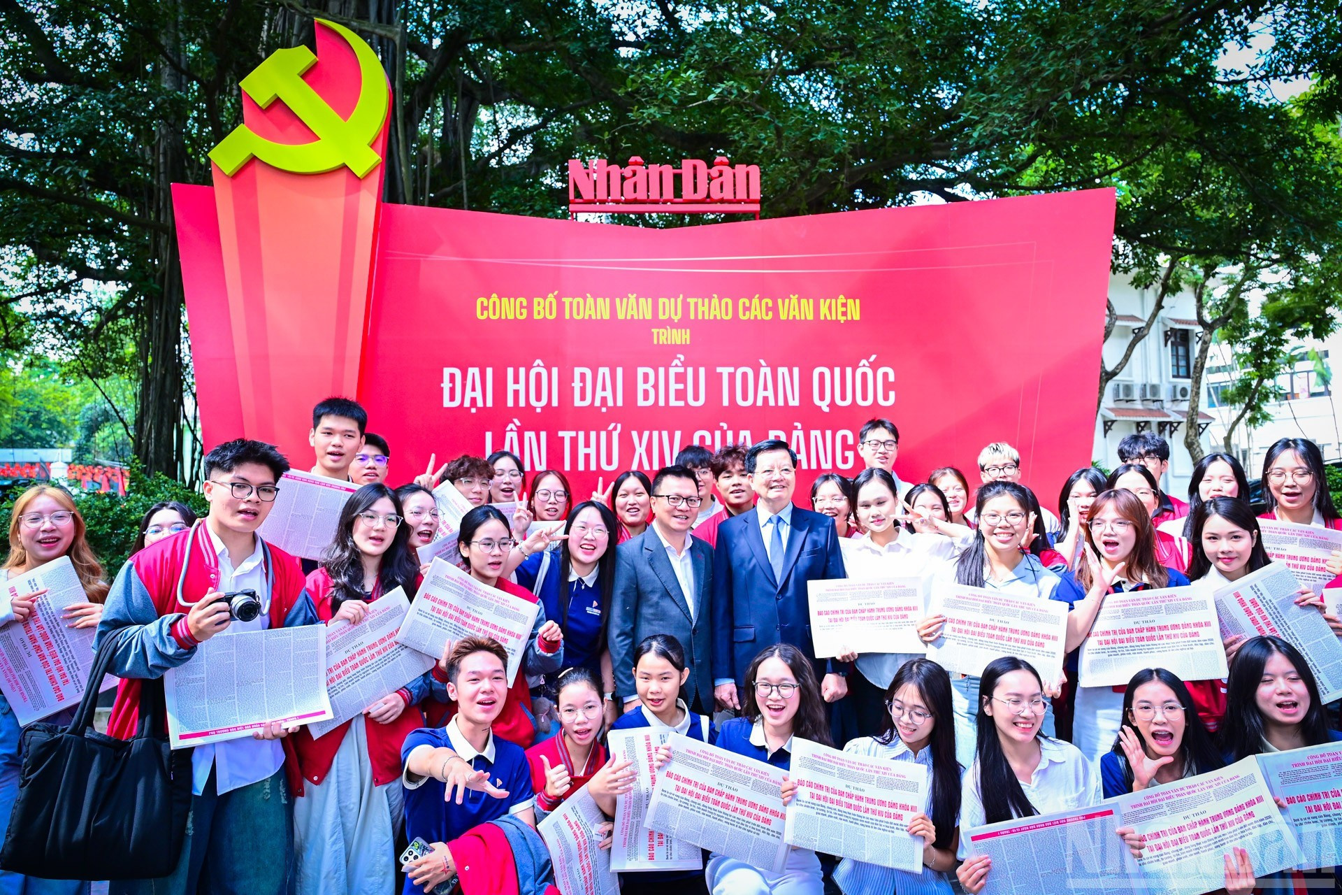 参观展示空间的各位领导与年轻读者合影。 anh-4.jpg