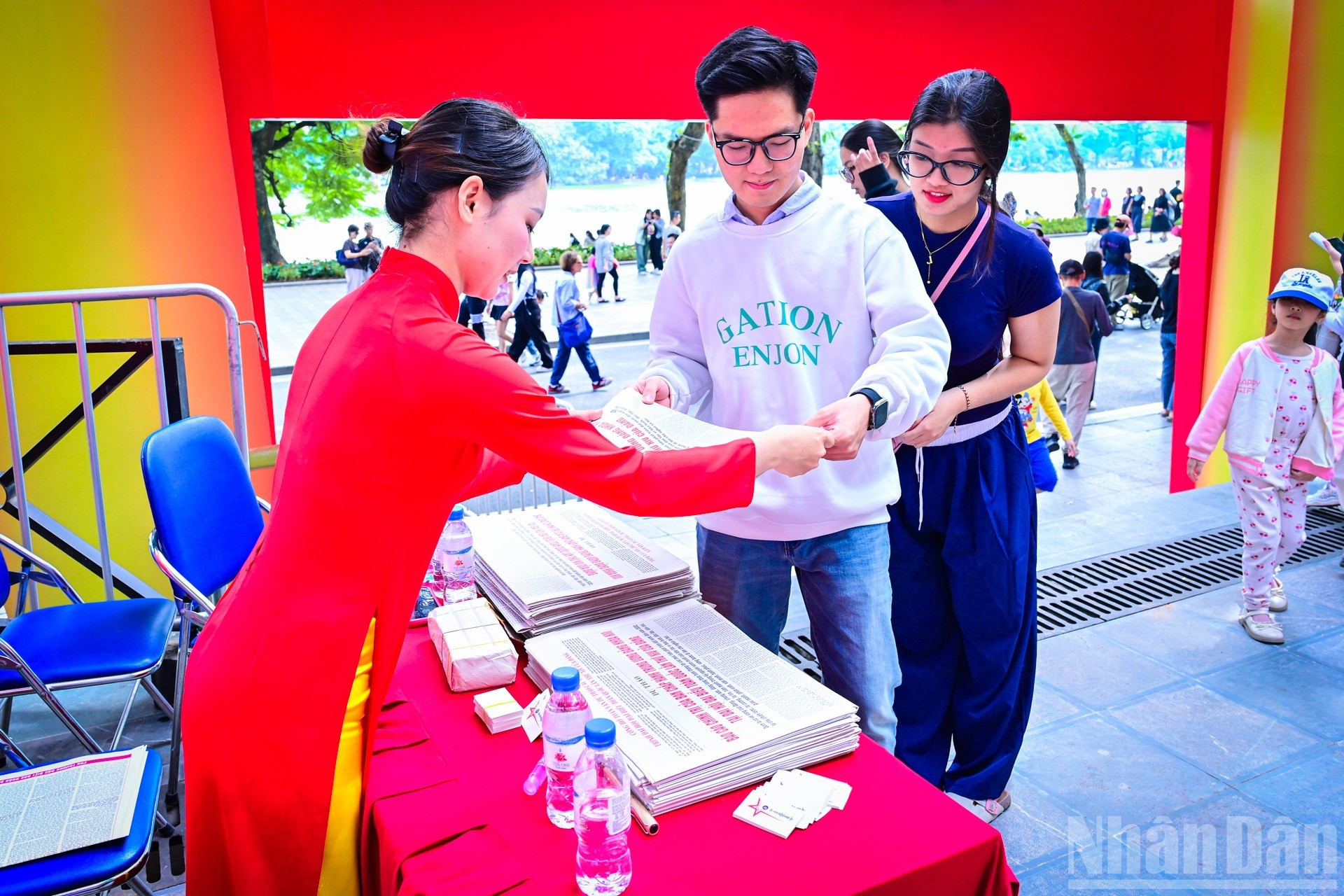 《人民报》社的出版物受到众多年轻读者的喜爱与欢迎。 anh-7.jpg