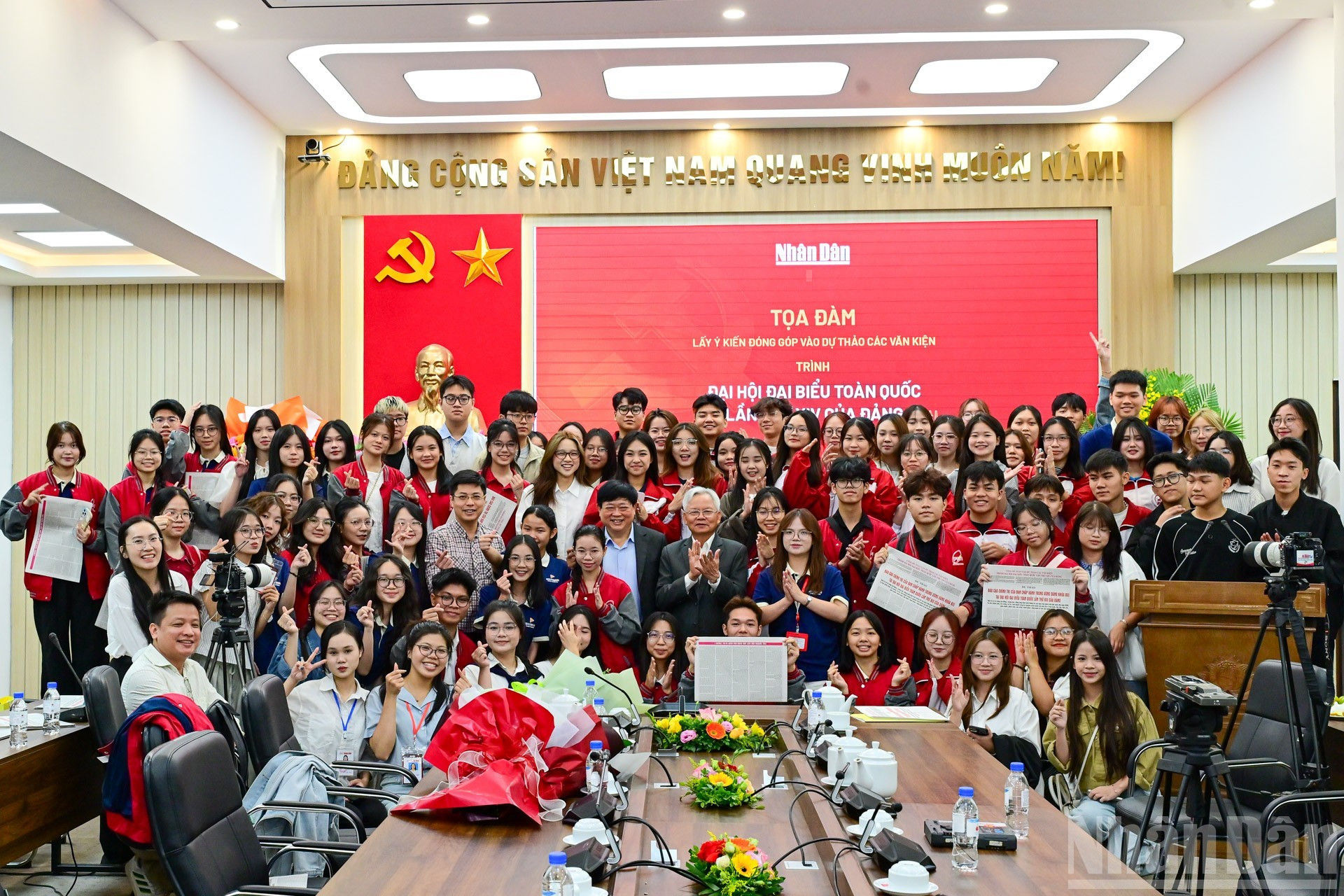 各位演讲者与年轻读者在座谈会上合影。 anh-11.jpg