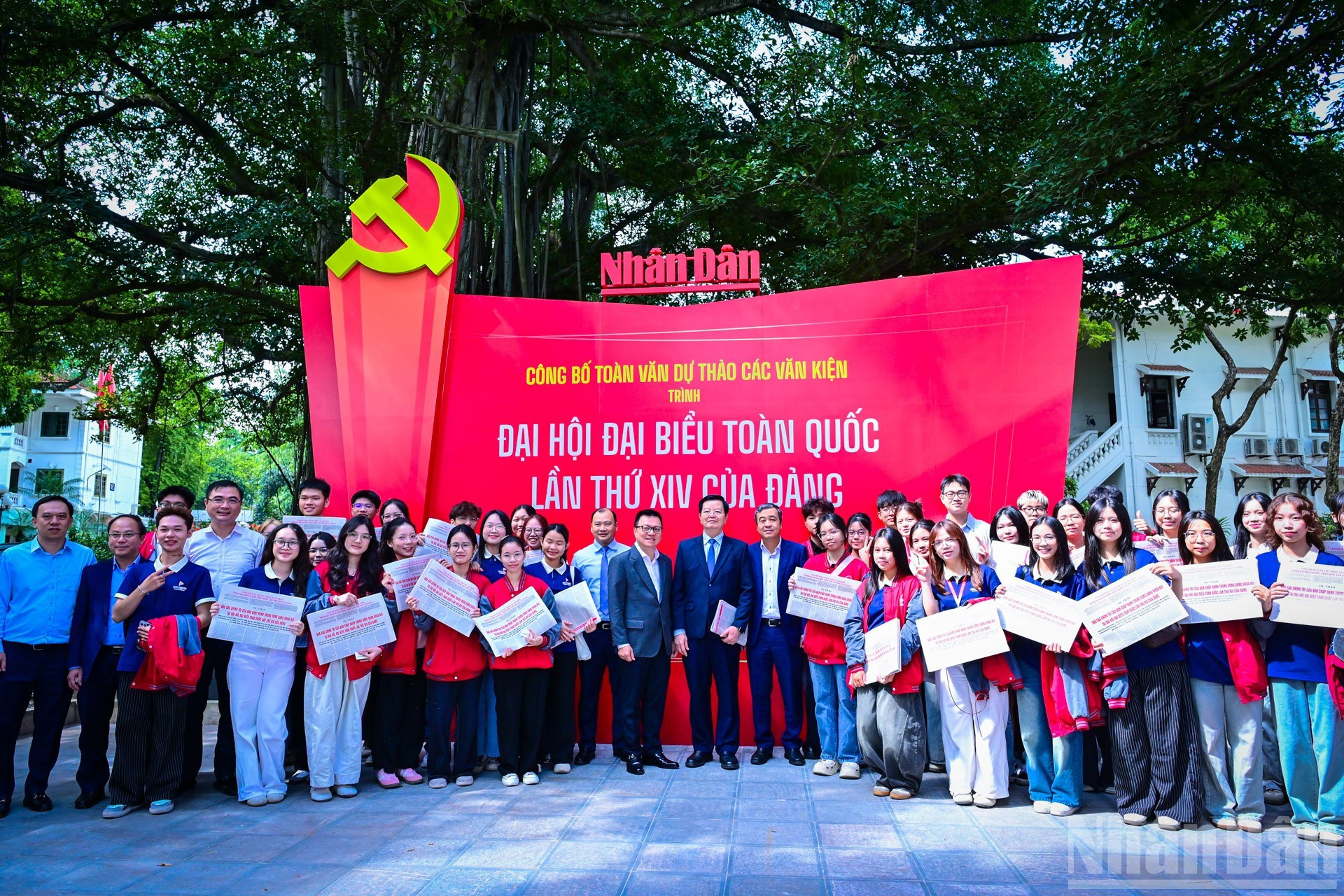参观展示空间的各位领导与年轻读者合影。 anh-3.jpg