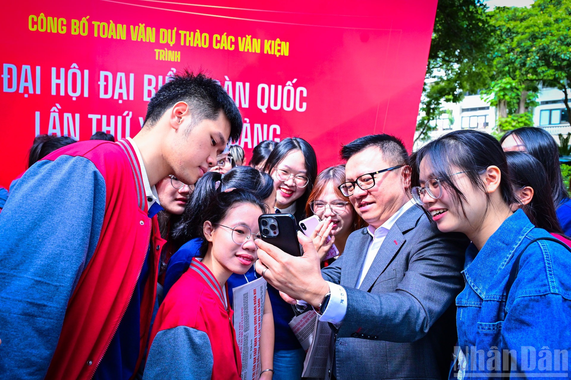 《人民报》社总编辑黎国明引导年轻读者登录《人民报》的越南共产党第十四次全国代表大会新闻网,为大会文件草案提出意见和建议。 anh-5.jpg