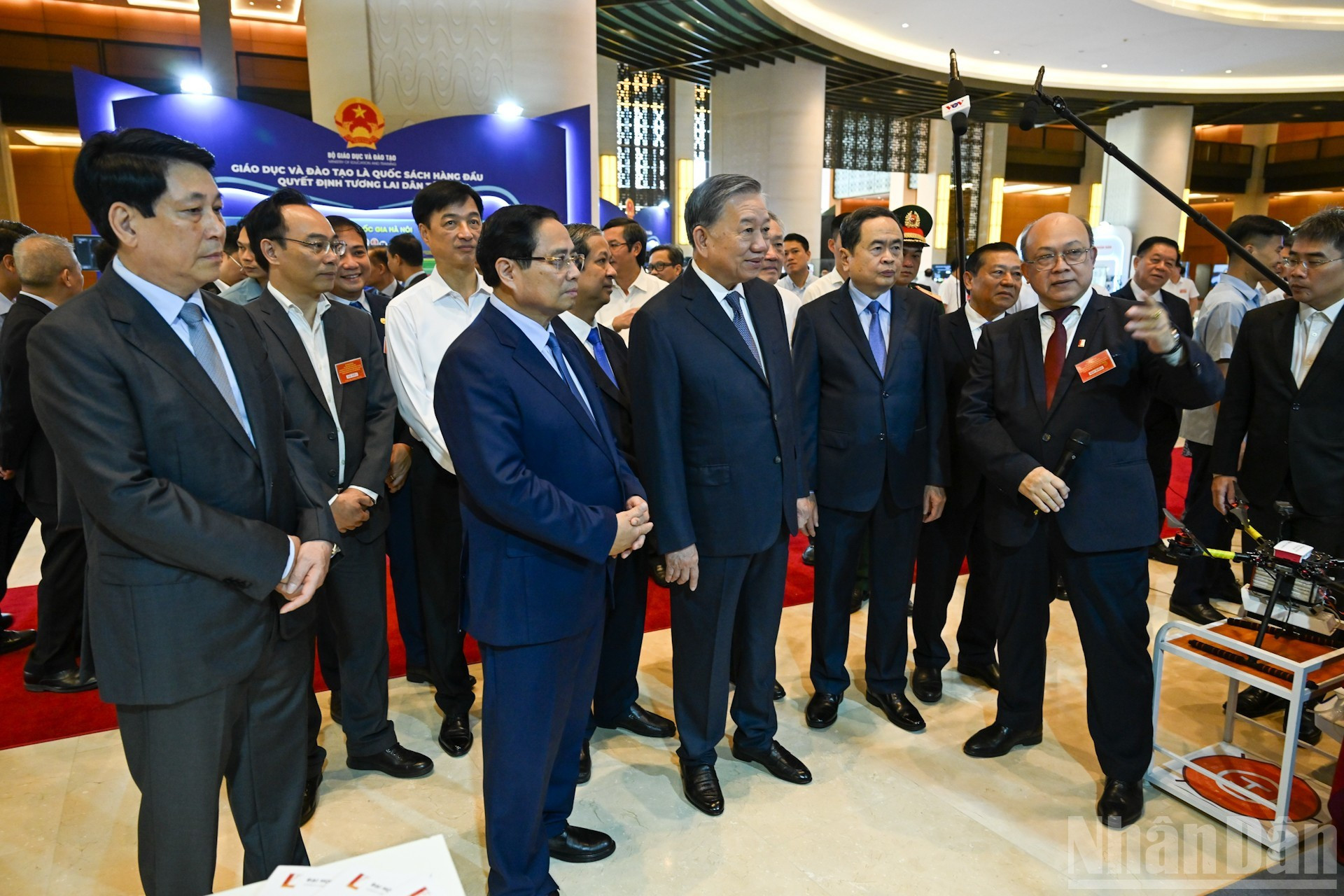 苏林总书记、党和国家领导人以及各位代表一同参观教育和医疗领域成就展示区。