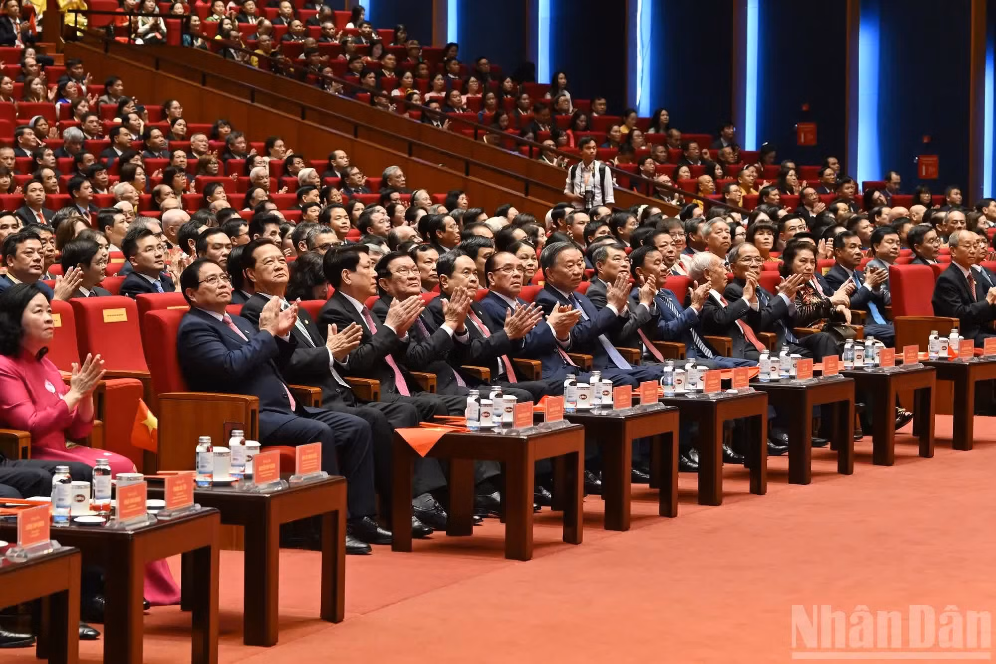 越共中央总书记、国家主席苏林以及各位党和国家领导人、原领导人出席大会。