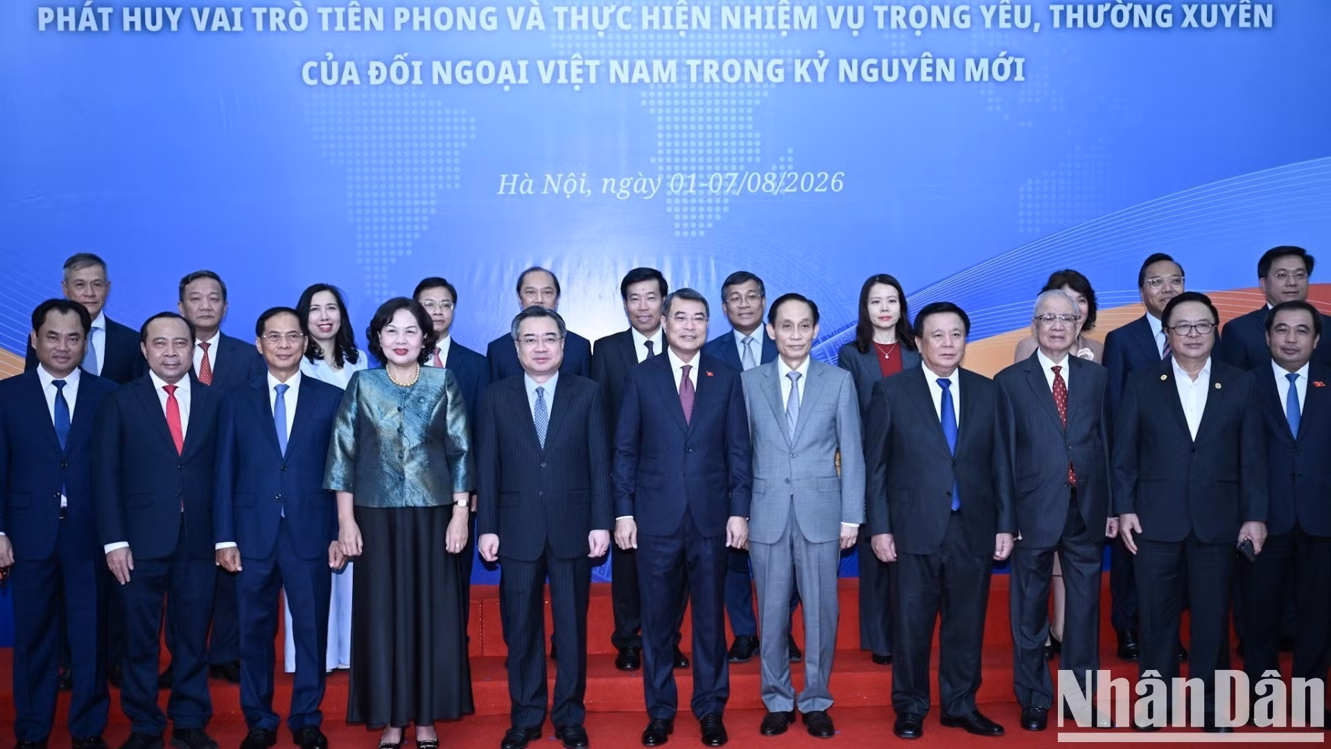 政府总理黎明兴与出席全体会议的各位领导和代表合影。