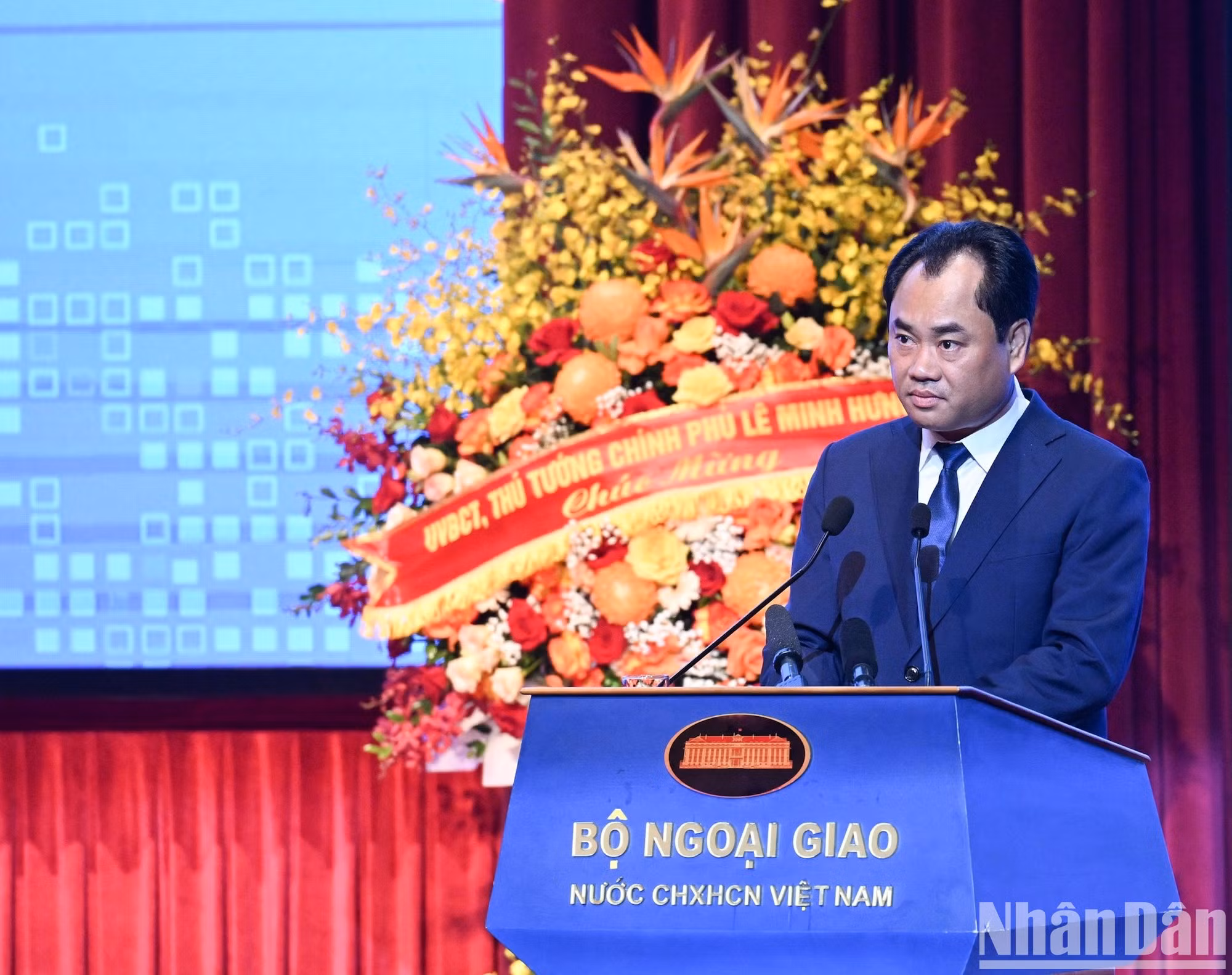 越共中央委员、农业与环境部长郑越雄在会上发表专题报告。