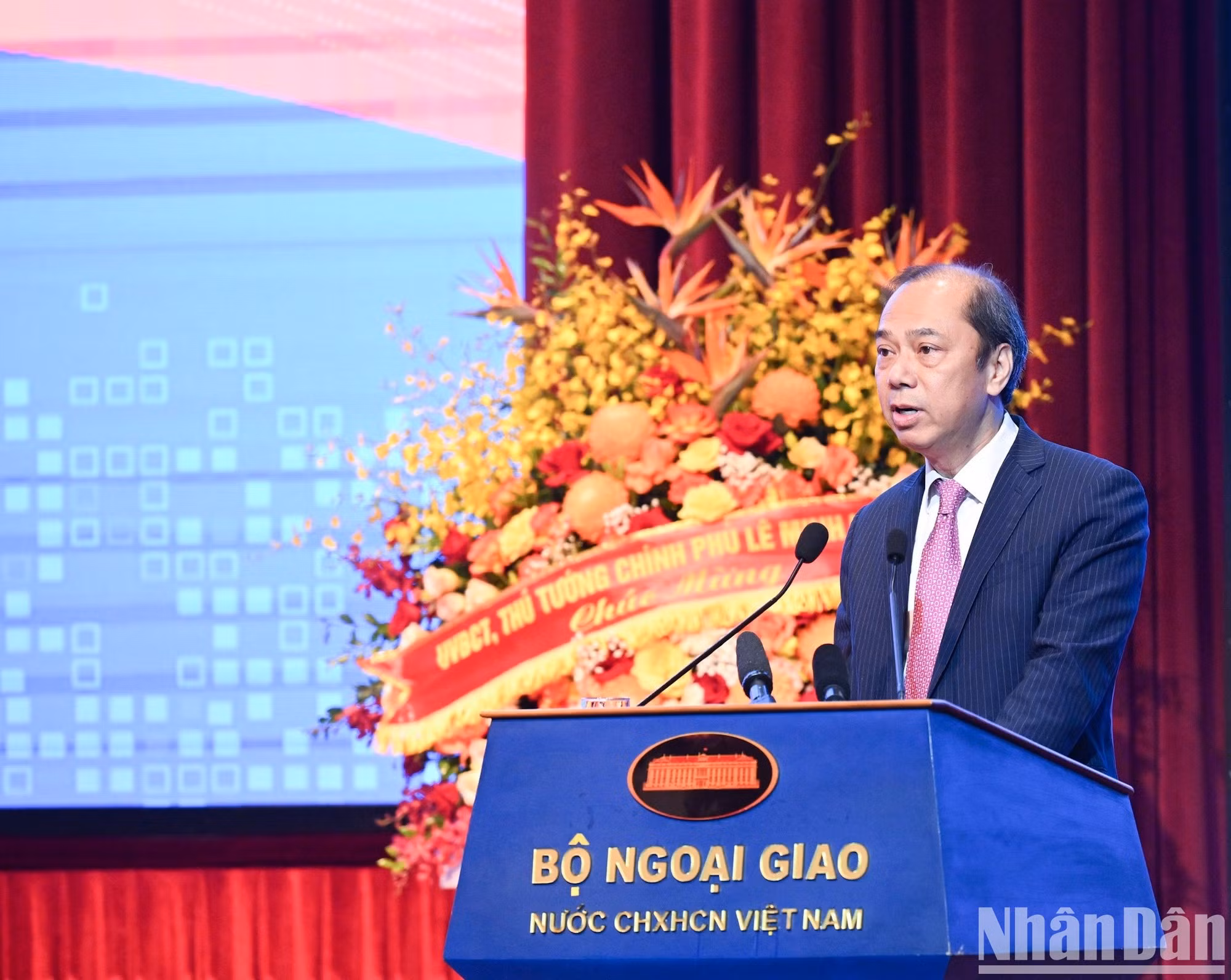越南驻美国大使阮国勇在会上发表专题报告。