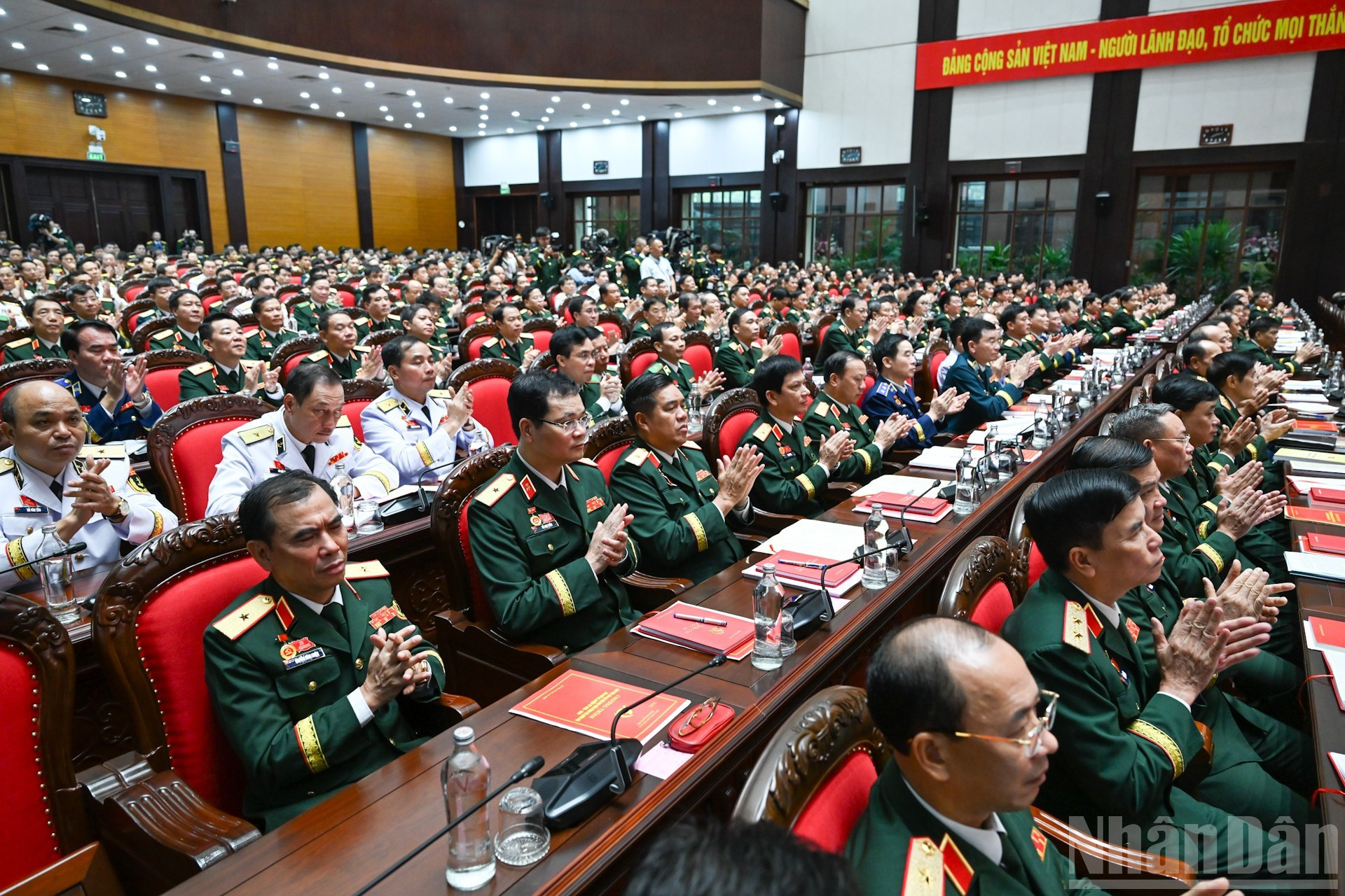 出席会议的各位代表。 anh-9.jpg