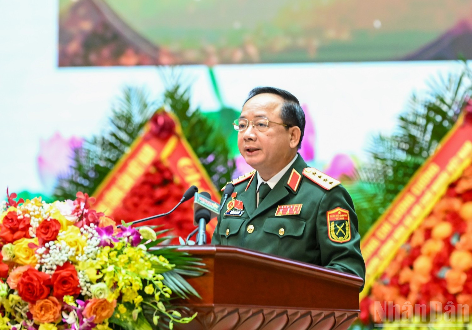 越南人民军总政治局主任郑文决大将在会上作2020至2025年任期大会的政治报告和中央军委的检讨报告。 anh-8.jpg