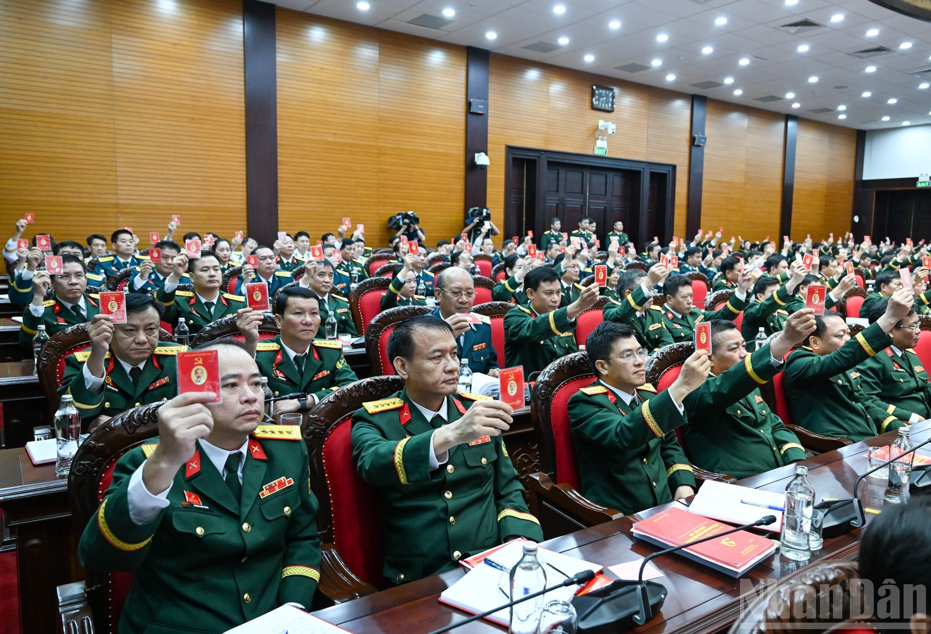 与会代表表决通过代表资格审查结果报告。 anh-7.jpg