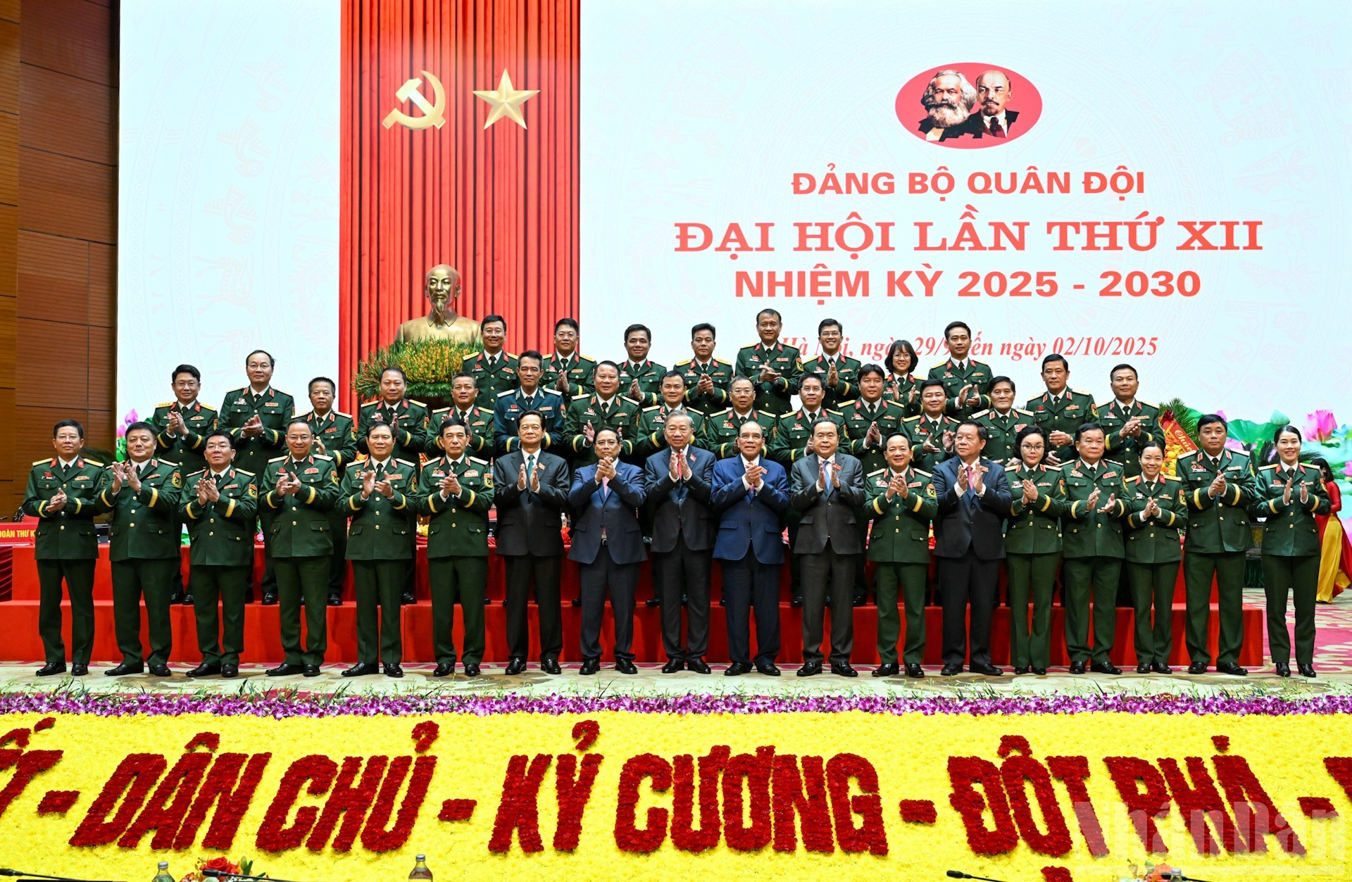 苏林总书记与党和国家领导人以及与会代表合影。 anh-12.jpg