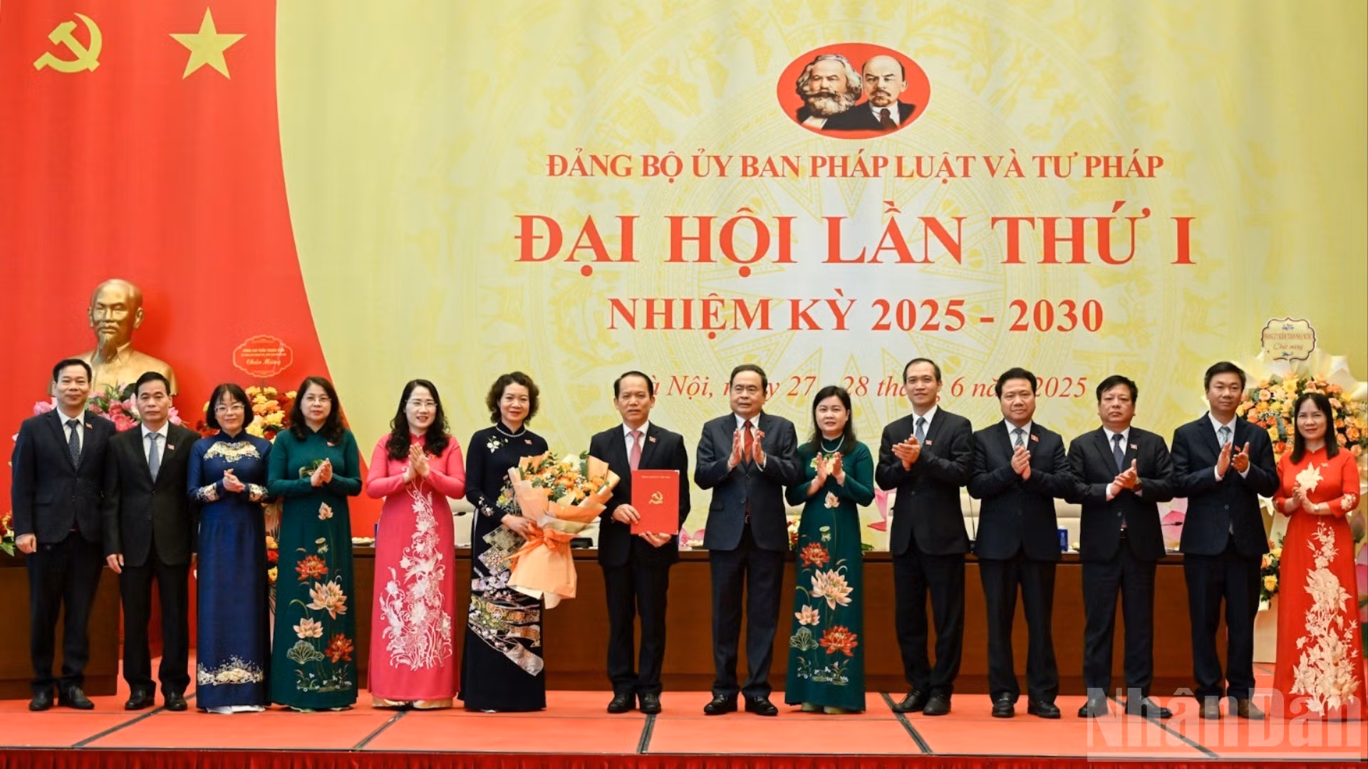 越共中央政治局委员、国会党组书记、国会主席陈青敏向国会法律与司法委员会机关党委颁发决定书，并送花表示祝贺。