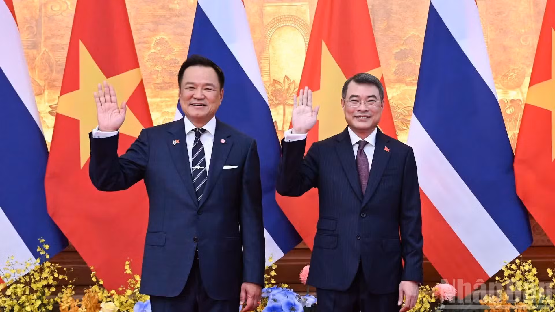 政府总理黎明兴与泰国总理阿努廷·参威拉军。