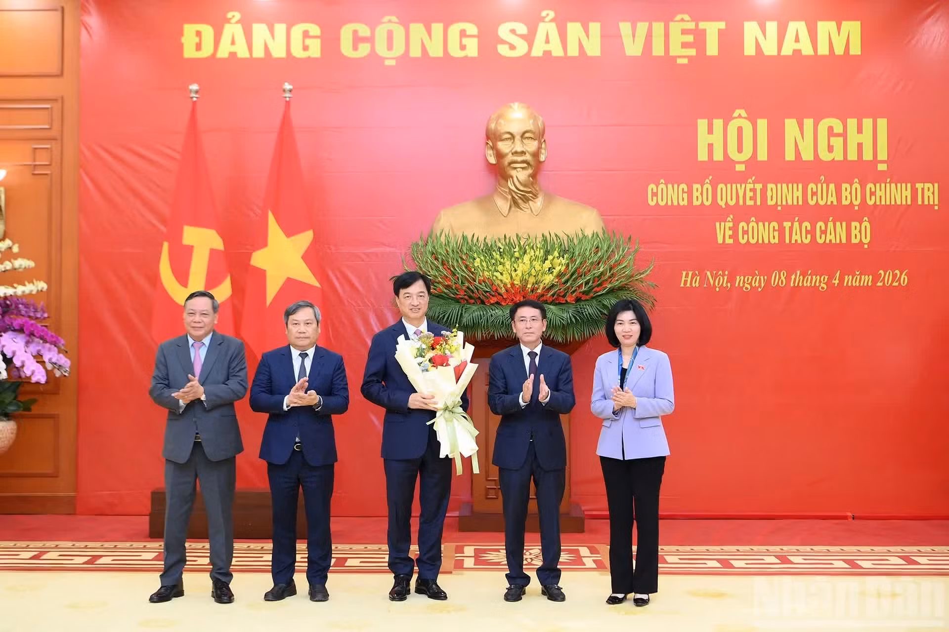 越共河内市常务委员会各位委员祝贺阮维玉同志。