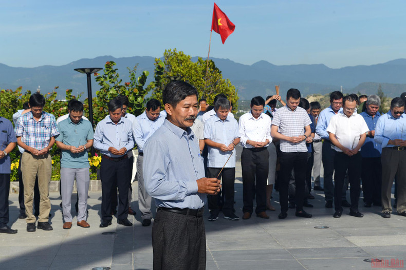 《人民报》社代表团敬香缅怀鬼鹿角礁战士（组图） ảnh 1