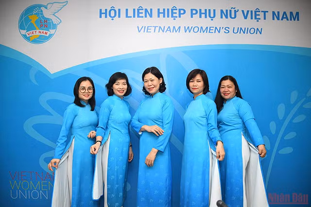全国妇女响应2022年越南奥黛周（组图） ảnh 2