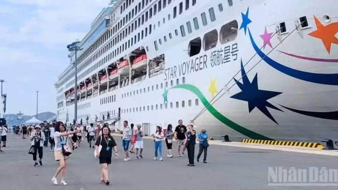 游客到达金兰国际港，开启了庆和之旅。（武新 摄）