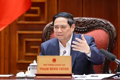 12月16日上午，政府总理范明正主持召开政府常务会议，与各部门和各省、中央直辖市就筹备同步举行庆祝越南共产党第十四次全国代表大会的一批规模大、意义重大的工程和项目开工、落成典礼进行讨论。