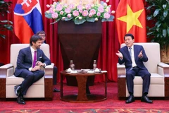 越共中央政治局委员、公安部长梁三光上将会见斯洛伐克副总理兼国防部长罗贝尔特·卡利尼亚克。