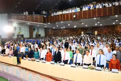与会代表和嘉宾在越南—菲律宾建交50周年见面会上向国旗行注目礼。