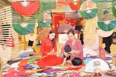 在昌山（Chàng Sơn）扇村，从展示空间到纸扇产品都充分体现了年轻创意人才的创新设计理念。